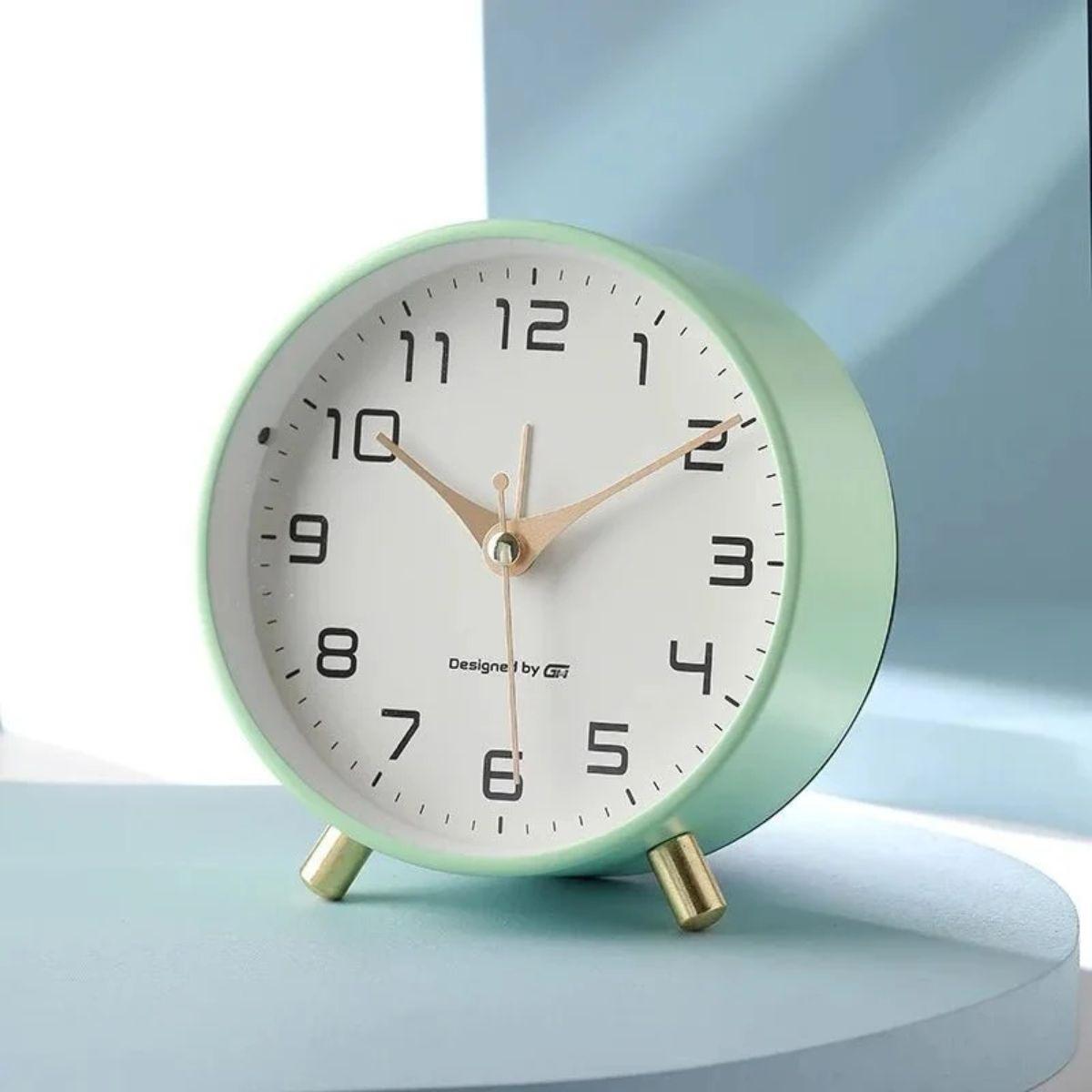 Silent Bedside Table Clock With Analog Display